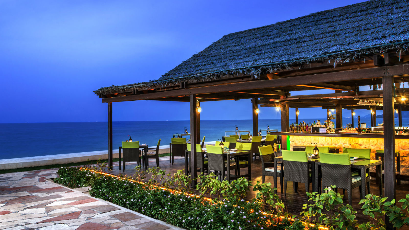 Gonu Bar & Grill l Le Meridien Al Aqah | Bars in Fujairah